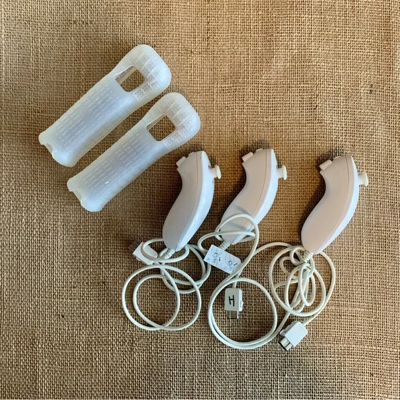 Bundle of 9 Wii Games, 3 Wii Nunchuks and 2 Controller Cases